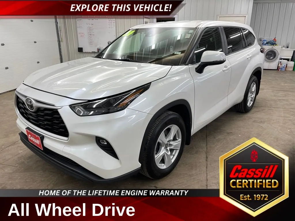 Used 2024 Toyota Highlander LE for sale in Cedar Rapids, IA | VIN ...