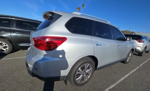More photos of 2019 Nissan Pathfinder S at Cassill Motors, IA