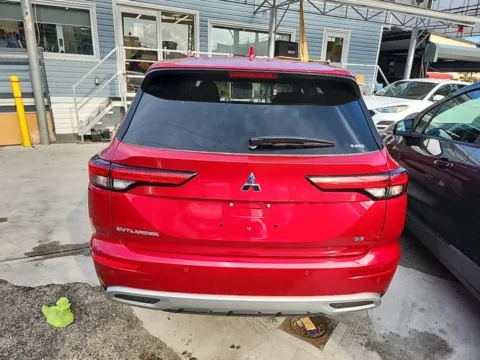 More photos of 2023 Mitsubishi Outlander SE at Cassill Motors, IA