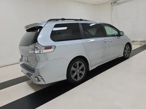 More photos of 2020 Toyota Sienna SE at Cassill Motors, IA