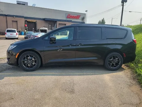 More photos of 2019 Chrysler Pacifica Touring L Plus at Cassill Motors, IA