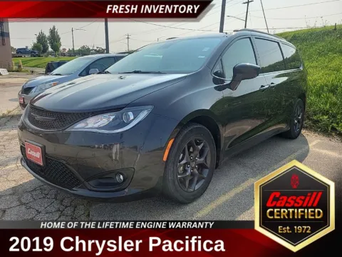 Black 2019 Chrysler Pacifica Touring L Plus for sale in Cedar Rapids, IA