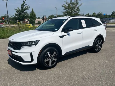 White 2022 Kia Sorento S for sale in Cedar Rapids, IA