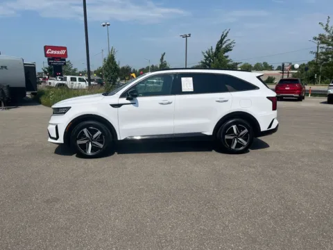 Photos of 2022 Kia Sorento S for sale in Cedar Rapids, IA at Cassill Motors
