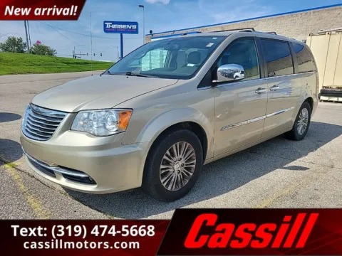 White 2011 Chrysler Town & Country Limited for sale in Cedar Rapids, IA