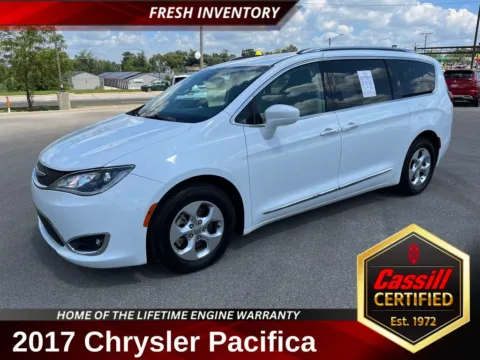 White 2017 Chrysler Pacifica Touring L Plus for sale in Cedar Rapids, IA