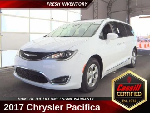 White 2017 Chrysler Pacifica Touring L Plus for sale in Cedar Rapids, IA