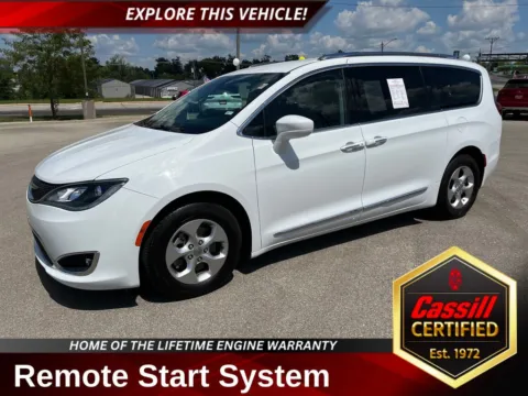 White 2017 Chrysler Pacifica Touring L Plus for sale in Cedar Rapids, IA