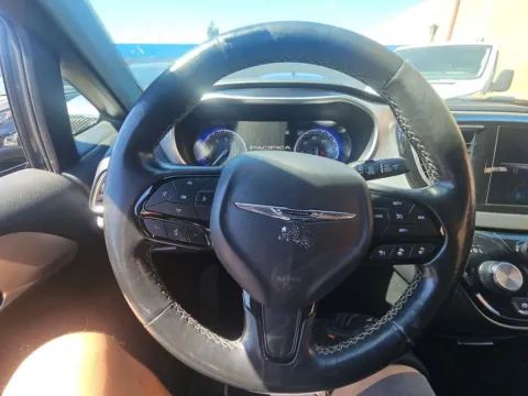 More photos of 2019 Chrysler Pacifica Touring L at Cassill Motors, IA