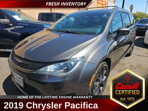 Gray 2019 Chrysler Pacifica Touring L for sale in Cedar Rapids, IA