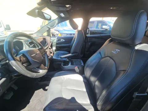 More photos of 2019 Chrysler Pacifica Touring L at Cassill Motors, IA
