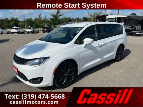 White 2018 Chrysler Pacifica Touring Plus for sale in Cedar Rapids, IA