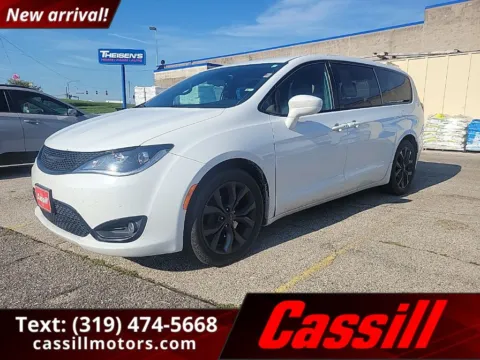 White 2018 Chrysler Pacifica Touring Plus for sale in Cedar Rapids, IA