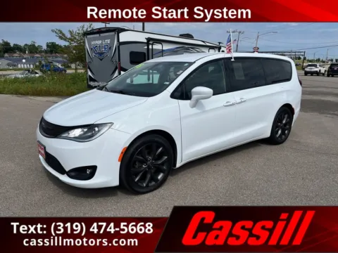 White 2018 Chrysler Pacifica Touring Plus for sale in Cedar Rapids, IA