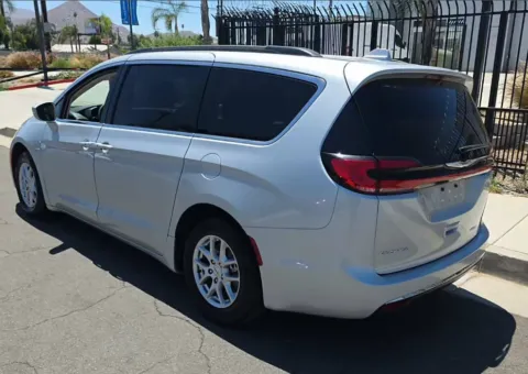 More photos of 2022 Chrysler Pacifica Touring L at Cassill Motors, IA