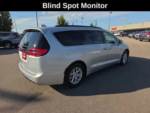 More photos of 2022 Chrysler Pacifica Touring L at Cassill Motors, IA