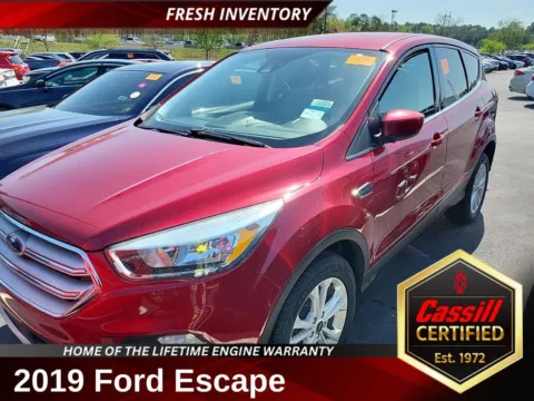 Red 2019 Ford Escape SE for sale in Cedar Rapids, IA