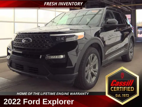 Black 2022 Ford Explorer XLT for sale in Cedar Rapids, IA