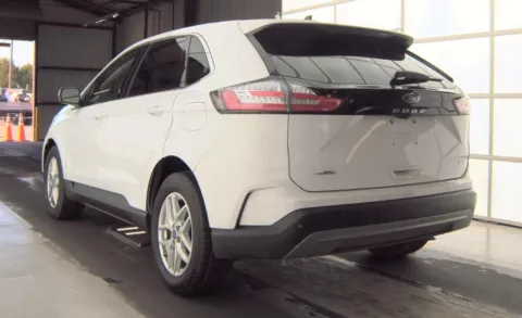 More photos of 2022 Ford Edge SEL at Cassill Motors, IA