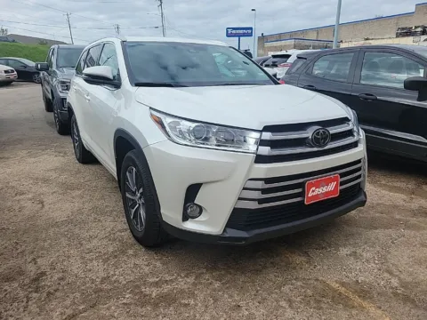 Another view of 2018 Toyota Highlander SE for sale in Cedar Rapids, IA at Cassill Motors