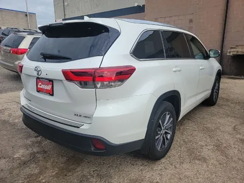 More photos of 2018 Toyota Highlander SE at Cassill Motors, IA