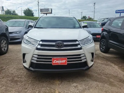 Photos of 2018 Toyota Highlander SE for sale in Cedar Rapids, IA at Cassill Motors
