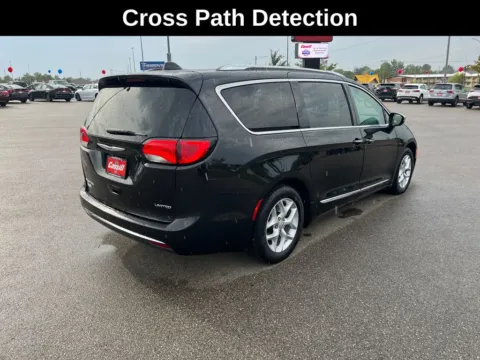 More photos of 2019 Chrysler Pacifica Limited at Cassill Motors, IA