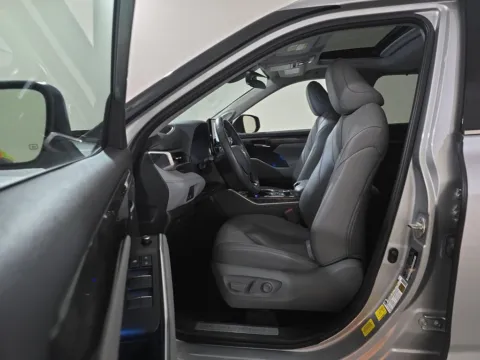 More photos of 2021 Toyota Highlander Limited at Cassill Motors, IA