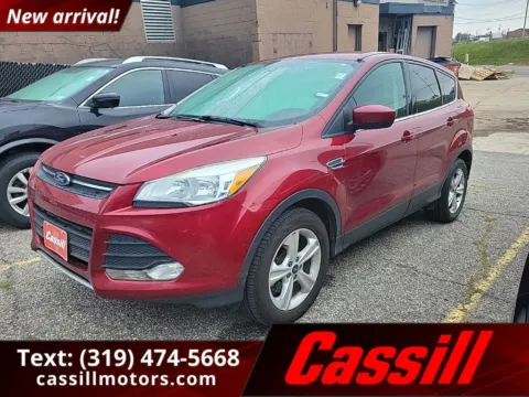Red 2015 Ford Escape SE for sale in Cedar Rapids, IA