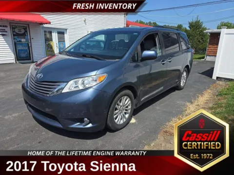 Blue 2017 Toyota Sienna XLE for sale in Cedar Rapids, IA