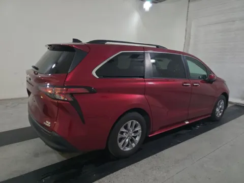 More photos of 2022 Toyota Sienna XLE at Cassill Motors, IA