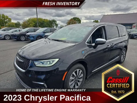 Black 2023 Chrysler Pacifica Hybrid Limited for sale in Cedar Rapids, IA