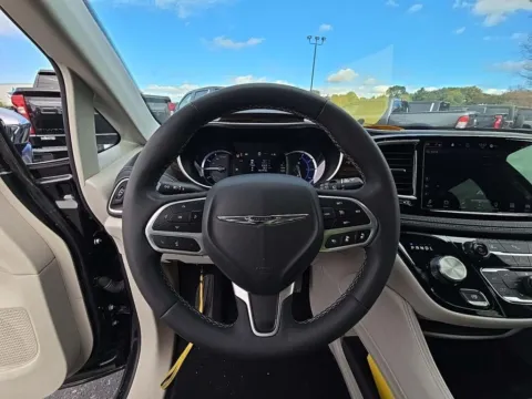 More photos of 2023 Chrysler Pacifica Hybrid Limited at Cassill Motors, IA