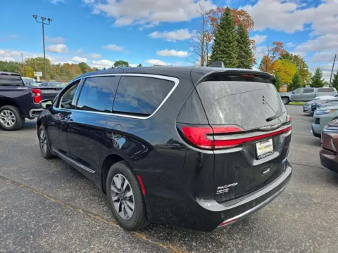 More photos of 2023 Chrysler Pacifica Hybrid Limited at Cassill Motors, IA