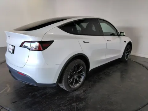 More photos of 2024 Tesla Model Y Long Range at Clement Supercenter, MO