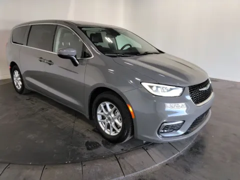 More photos of 2023 Chrysler Pacifica Touring L at Clement Supercenter, MO