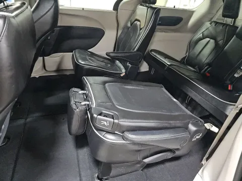 More photos of 2023 Chrysler Pacifica Limited at Clement Supercenter, MO