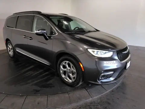 More photos of 2023 Chrysler Pacifica Limited at Clement Supercenter, MO