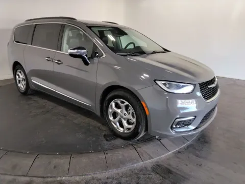 More photos of 2023 Chrysler Pacifica Limited at Clement Supercenter, MO