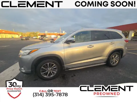 Silver 2017 Toyota Highlander SE for sale in St. Charles, MO
