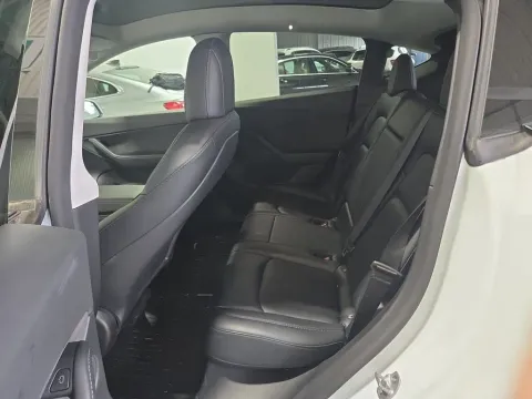 More photos of 2022 Tesla Model Y Long Range at Clement Supercenter, MO