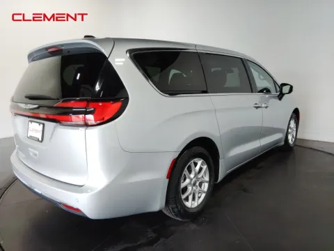 More photos of 2023 Chrysler Pacifica Touring L at Clement Supercenter, MO