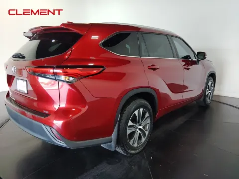 More photos of 2023 Toyota Highlander XLE at Clement Supercenter, MO