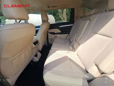 More photos of 2019 Toyota Highlander LE at Clement Supercenter, MO