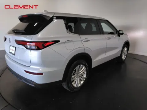 More photos of 2023 Mitsubishi Outlander ES at Clement Supercenter, MO