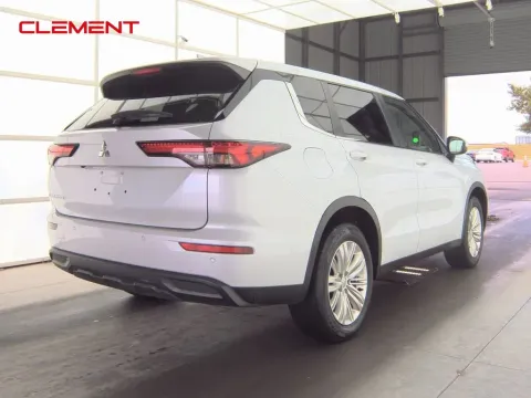 More photos of 2023 Mitsubishi Outlander ES at Clement Supercenter, MO