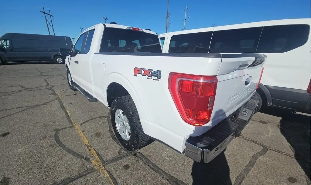 2021 Ford F-150 XLT photo 2