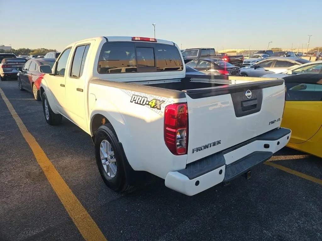 2018 Nissan Frontier PRO-4X photo 2