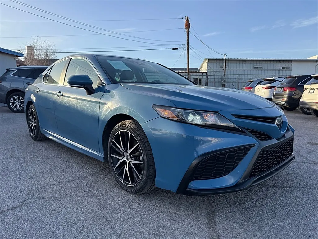 2024 Toyota Camry SE's photo