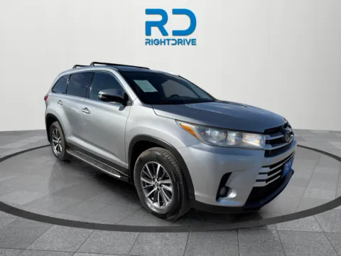 Silver 2019 Toyota Highlander SE for sale in El Paso, TX